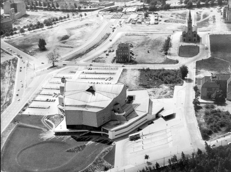 1965 aerial view of Scharoun&rsquo;s Philharmonia at the time that the new road and bridge alongside the Neue Nationalgalerie were constructed. (Photo: Otto Borutta &copy; Archive of Berlinische Galerie)
