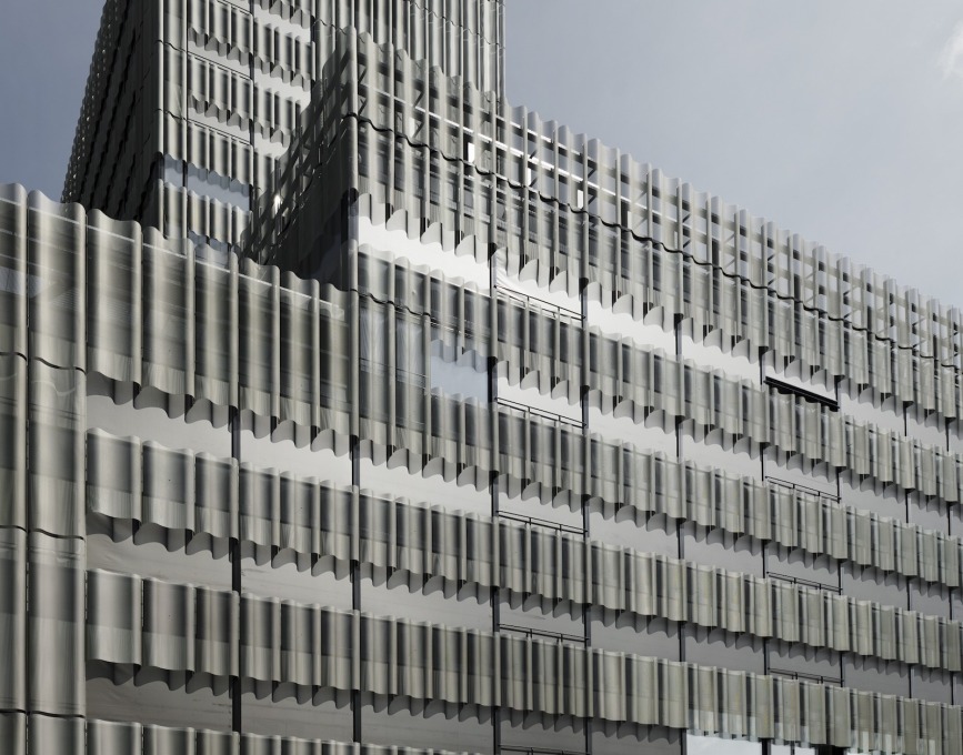 View of the building's wavy expanded metal fa&ccedil;ade.&nbsp;(Photo: &copy;Simon Menges)