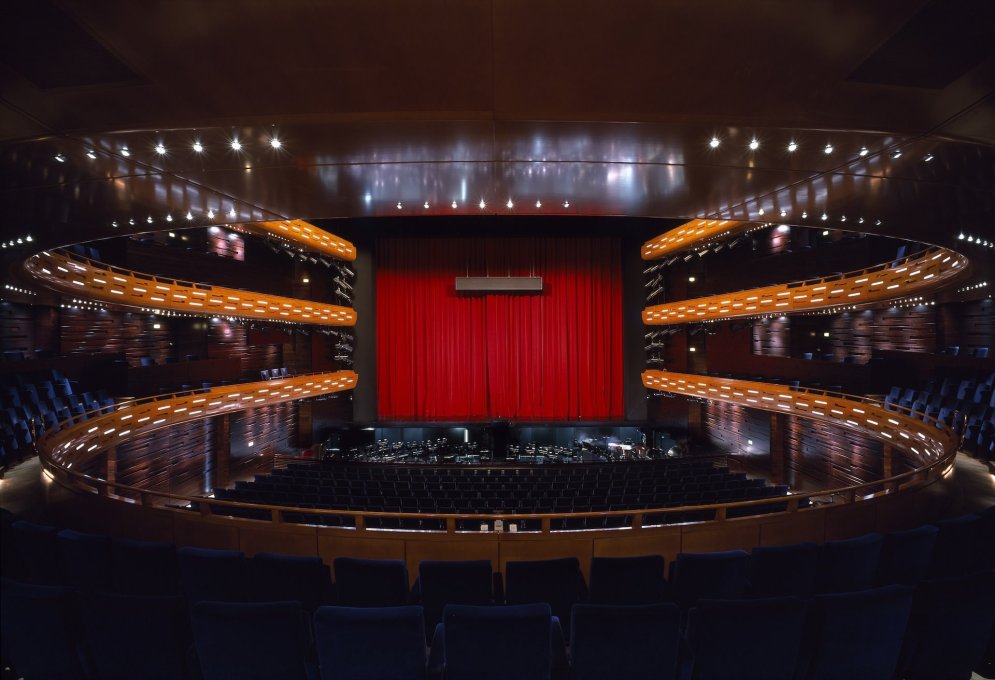 The large auditorium has a&nbsp;classical horseshoe structure and can seat between 1&sbquo;400 and 1&sbquo;800 people.&nbsp;(Photo:&nbsp;Adam M&yuml;rk)
