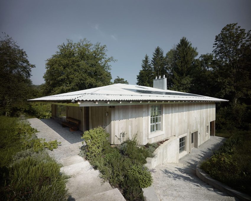 Exterior of sculptor Udo Rondinone&rsquo;s house, built in 2012. (Photo: Valentin Jeck,&nbsp;Courtesy Andreas Fuhrimann Gabrielle H&auml;chler Architects and Ugo Rondinone)
