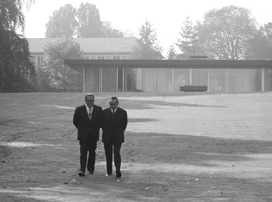 A stroll through the Fun Palace, uh, no, the park: the Secretaries of West and East Germany, Egon Bahr and Michael Kohl in 1972. (Photo: Ludwig Wegmann &copy; Bundesregierung Deutschland)