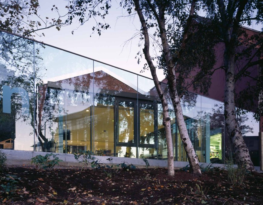 Camden Arts Centre, London 2004. The glass screen mediates both separation and connection between the caf&eacute; and garden and the busy Finchley Road. (Photo: David Grandorge)