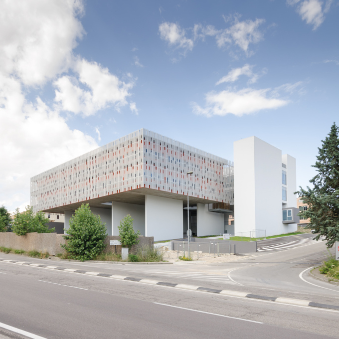 In order to reduce its physical footprint at ground level, the building is raised on reinforced concrete bearing walls.&nbsp;
