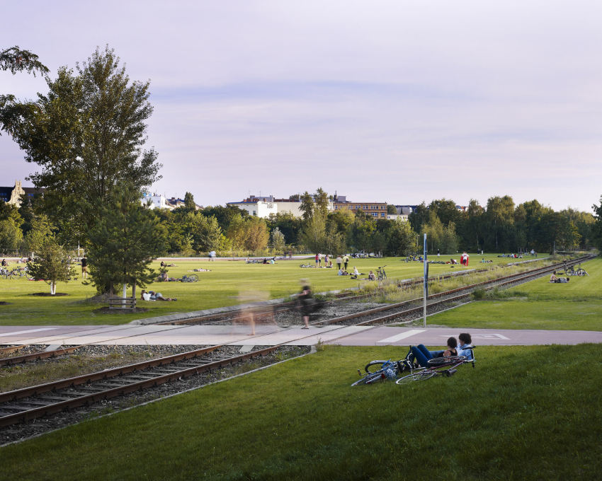 The park&rsquo;s expanse, designed by landscape architects Atelier Loidl, includes areas left wild: a wasteland full of emergent urban ecological conditions.&nbsp;(Photo:&nbsp;Julien Lanoo,&nbsp;&copy;Atelier LOIDL)