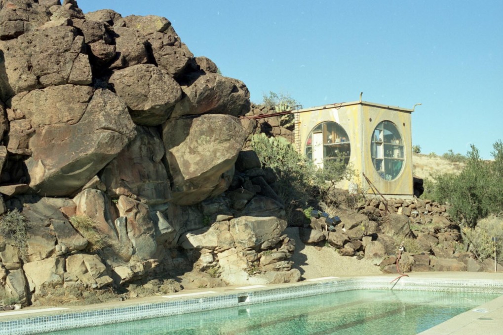 Arcosanti: pool with a &ldquo;Cube&rdquo; in the background. The &ldquo;Cubes&rdquo; were modular experiments that were abandoned at an early stage. (Photo: Oliver Croy)