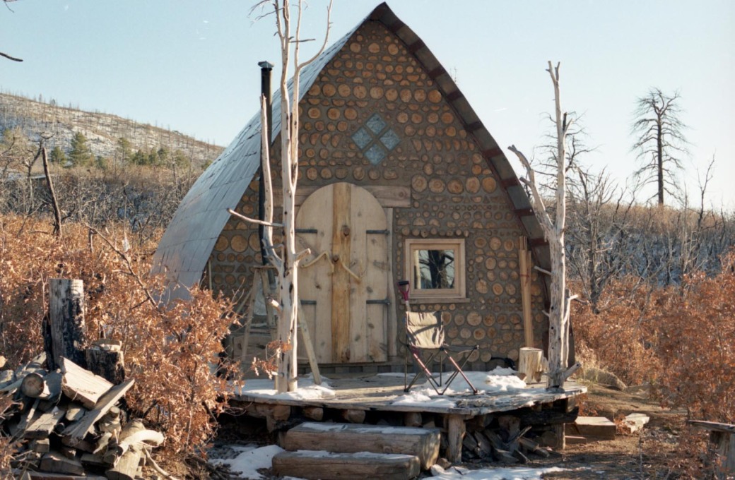 Lama Foundation: a family home that survived the flames. (Photo: Oliver Elser)