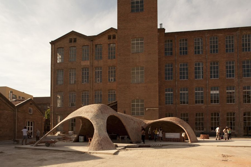 The Brick-Topia construction in the factory courtyard was designed and built by MAP13, who won the Build-It category award for this ambitious endeavor.&nbsp;(Photo&nbsp;&copy; Manuel de L&oacute;zar + Paula L&oacute;pez Barba)