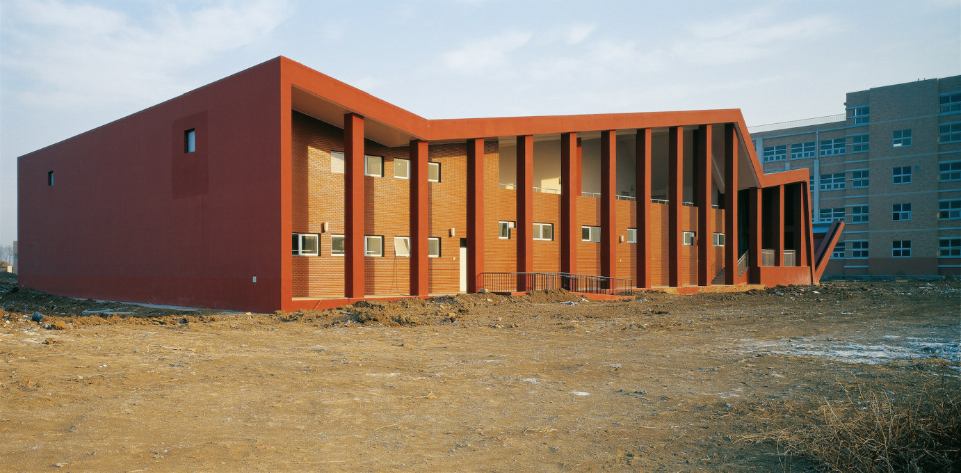 Auditorium building for Wuyi Primary School, Beijing (2004), with all its facilities under one large red roof.
