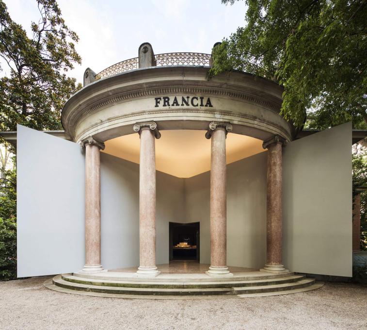 ...and that of the Beaux-Arts fa&ccedil;ade of the French Pavilion. (Photo:&nbsp;Luc Boegly)