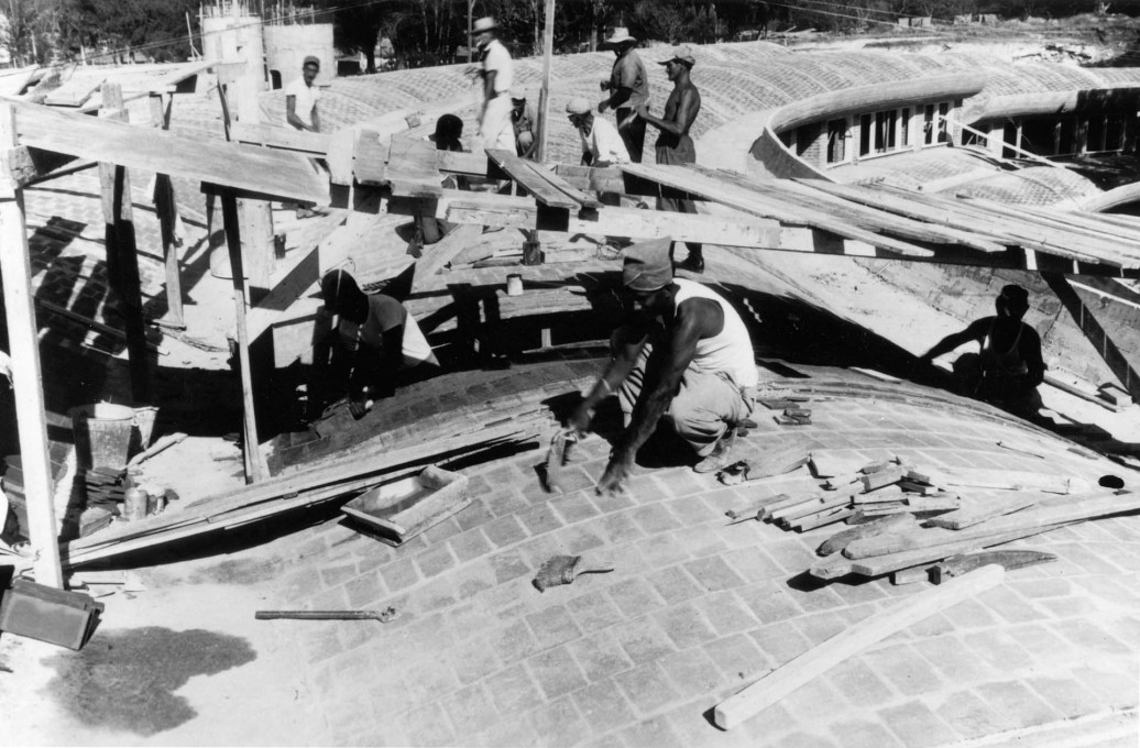 Construction of Catalan vaults for the School of Music, 1962. (Photo: Michelena)