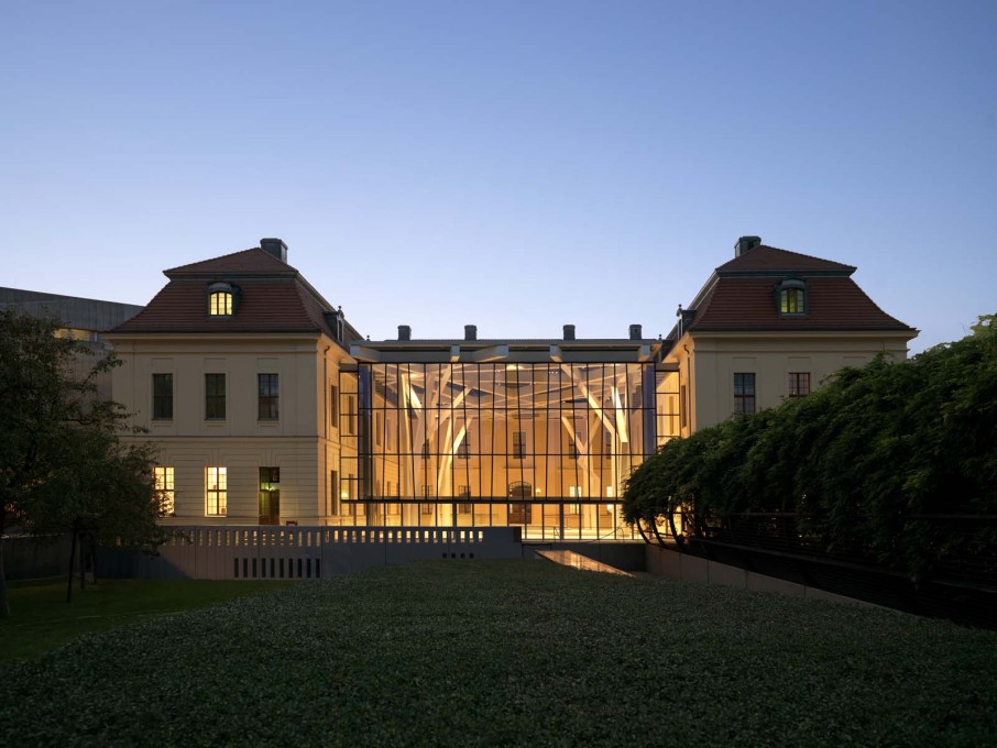 In 2007 the architect designed a a covering made of glass and steel for the &ldquo;Kollegienhaus&rdquo; courtyard.&nbsp;(Photo &copy; BitterBredt Photography)