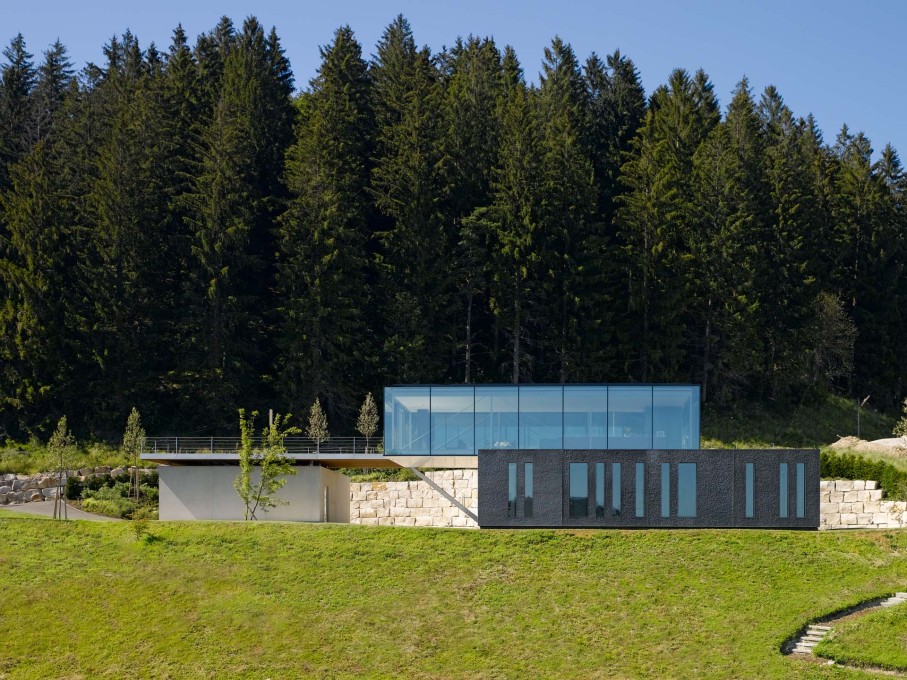 The use of geothermal heating together with a heat pump system, mechanical prime ventilation and a photovoltaic system means that the house can do without fossil fuels altogether. (Photo: Zooey Braun,&nbsp;Stuttgart, courtesy Werner Sobek)