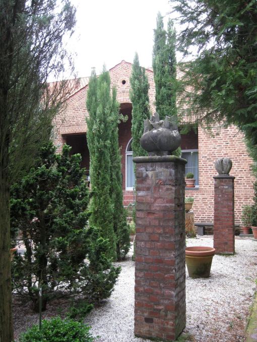 Brick columns are topped with concrete vegetable sculptures (fennel, eggplant and capsicum) by Titus Reinartz. (Photo: Oliver Elser)