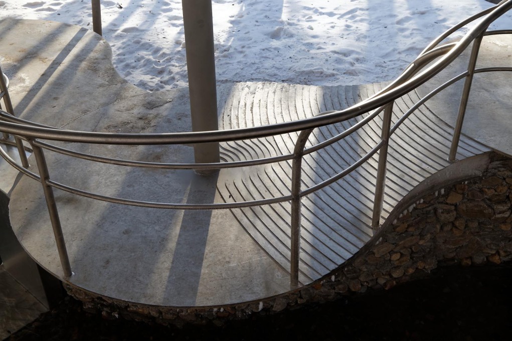 The canopy and protective railings attach into the steel plates of the path. (Photo: Jan Olav Jensen)