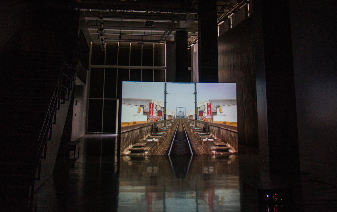 Installation view of Cocoy Lumbao&rsquo;s video&nbsp;&ldquo;Index&rdquo;, (2006), a journey along the monorail in Manila. (Photo by Joaquin Talan, courtesy of the Benildean Press Corps)