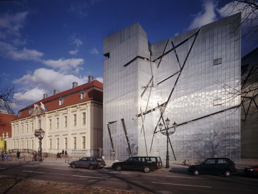 The new building sits next to what was once the Prussian Court of Justice building, completed in 1735 and which now serves as the entrance to the extension.&nbsp;(Photo &copy;&nbsp;BitterBredt Photography)