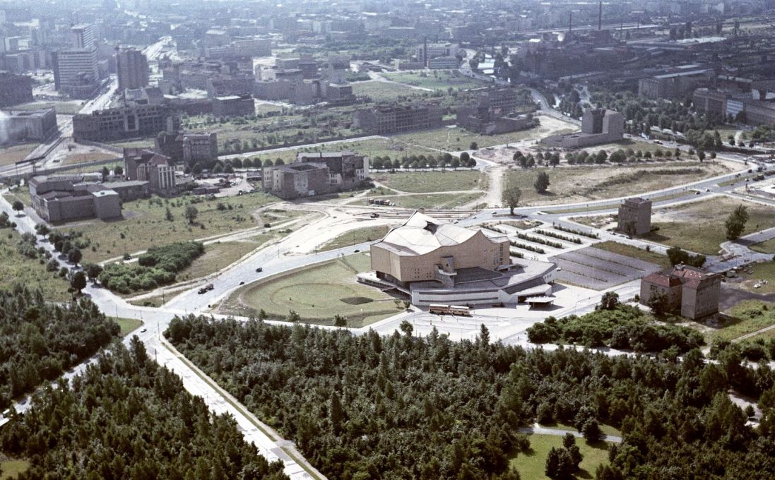 Aerial view of Berlin from 1963 looking over Scharoun&rsquo;s Philharmonia and onto Potsdamer Platz with the Berlin wall on the top right. (Photo: Otto Borutta &copy; Archive of Berlinische Galerie)