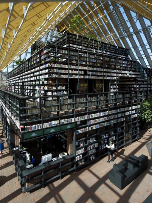 In case you are wondering how the books resist the light: they don&prime;t. But the typical library book doesn&lsquo;t get older than four years anyway, making a glass roof the logical choice. (Photo: Jeroen Musch&nbsp;&copy; MVRDV)