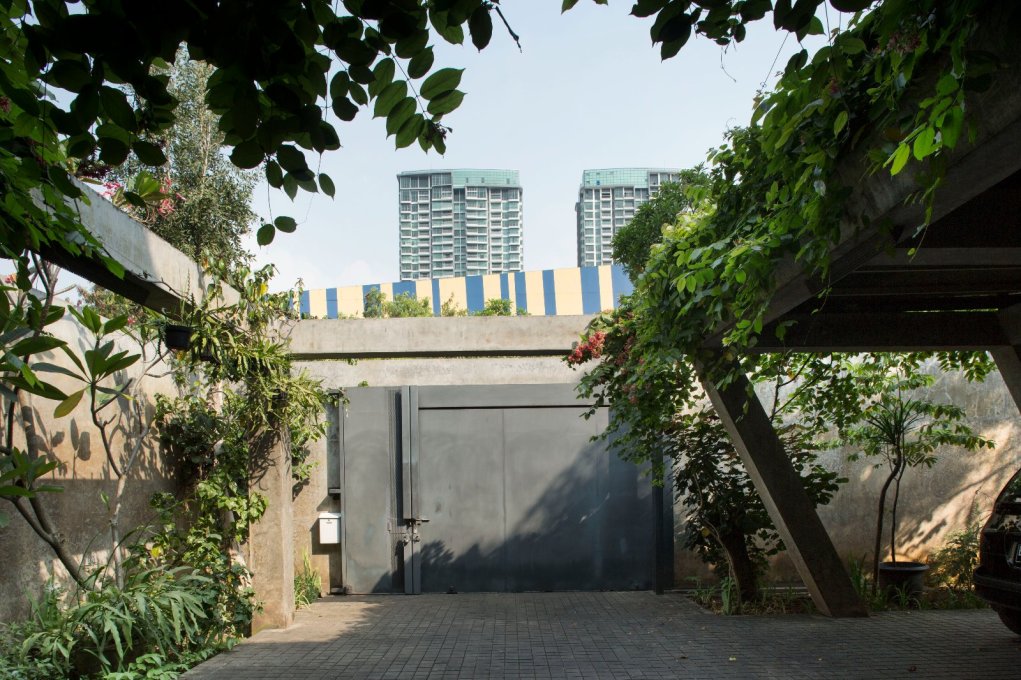 The entrance courtyard to the urban plot in Jakarta.