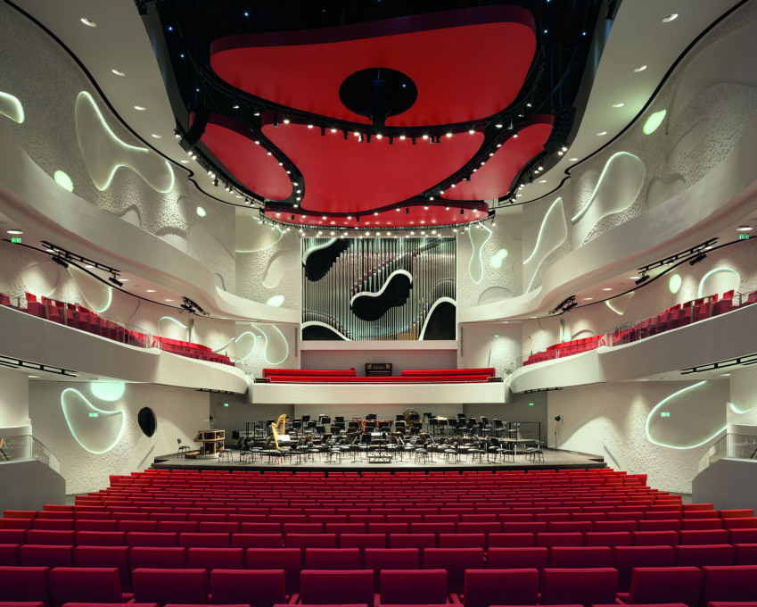 ...the rich red, black and white of the concert hall. (Photo &copy; Duccio Malagamba)