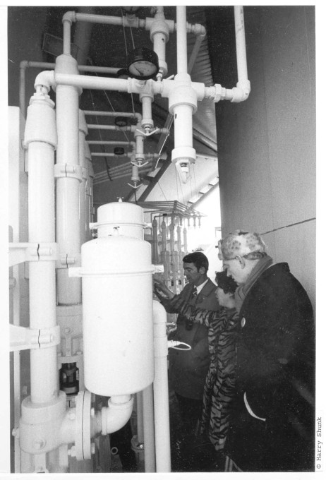 Billy Kl&uuml;ver, Fujiko Nakaya and Thomas Lee inspecting the pumps for the cloud sculpture. (Photo: Shunk-Kender &copy; Roy Lichtenstein Foundation, courtesy E.A.T.)