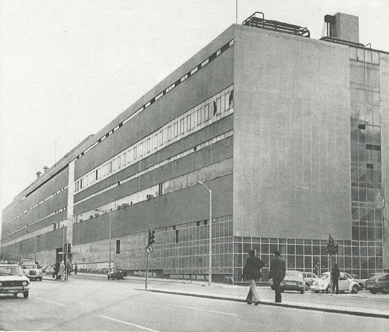 The long, sinuous&nbsp;Syngrou Avenue fa&ccedil;ade of the original Takis Zenetos -designed FIX brewery building had elegant strips of windows, and a glazed lower section which at night made it appear to be floating on a sea of light. Photo circa 1980.