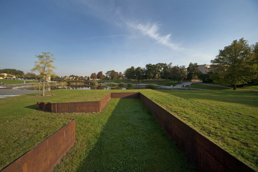 The former building site of the St. Johannis church is marked by perfectly horizontal lawn. Turf planters represent the footprint of the church tower, which was the town's landmark for over 500 years. (Photo: Hanns Joosten)