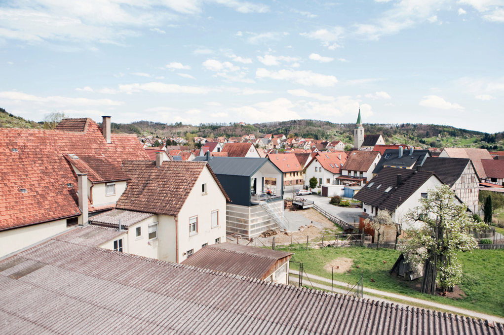 Outwardly, too, the house stands in striking contrast to the surrounding small, gable-roofed houses in the rural, traditional setting of a wealthy area near the university town of T&uuml;bingen in southwestern Germany. (Photo: Michael Schnabel)