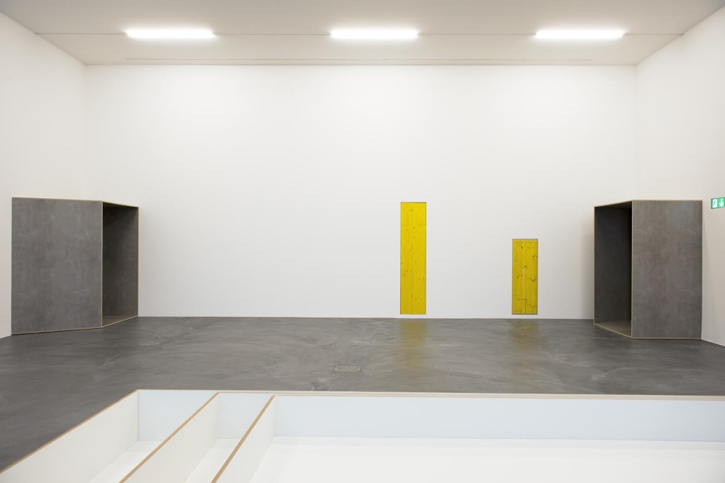 Installation view: Gabriel Sierra: Before Present, Kusthalle Zurich 2015.