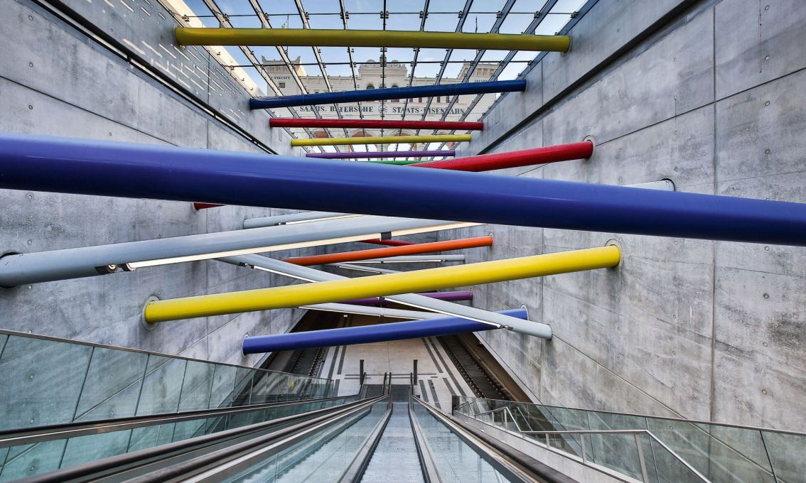 ...nor do the colourful pipes at Bayrischer Bahnhof (design: Peter Kulka) succeed in cheering one up. (Photo: Deutsche Bahn AG/Martin Jehnichen)