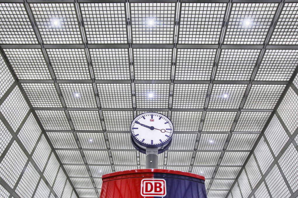 One assumes the architects wanted the clock to be square too, but the CI of Deutsche Bahn prevented it. (Photo: Deutsche Bahn AG/Martin Jehnichen)