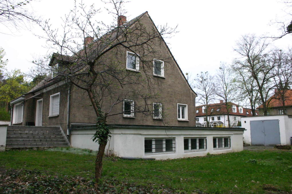 Set on the foundations of House Gropius, House Emmer was built in the 1950s. With its pitched roof it made a perfect anti-Bauhaus-statement. (Photo: Silvia H&ouml;ll, Stiftung Bauhaus Dessau, 2006)