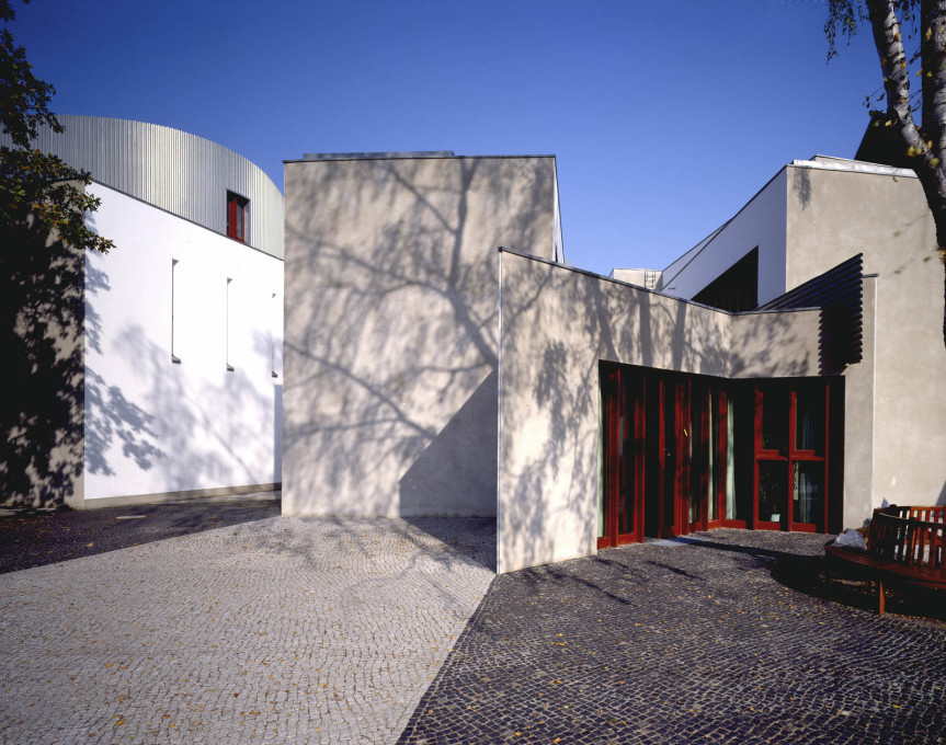 Exterior view of the school entrance. (Photo by Michael Kr&uuml;ger)