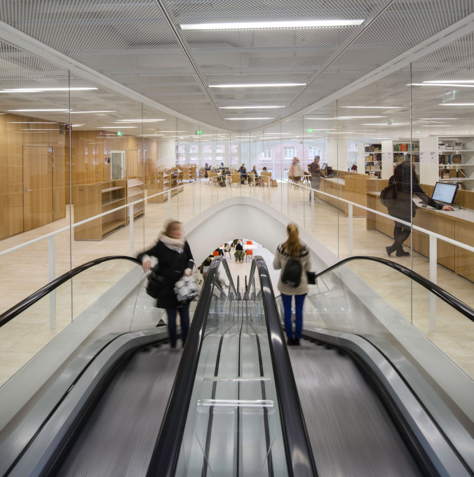 Escalators and elevators lead up into the library, glass walls create a comfortable transparency. (Photo: Mika Huisman, Espoo)