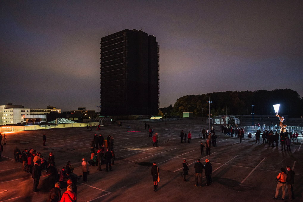 ... and turning it into a projection screen at night ... (Photo: Johannes Marburg)